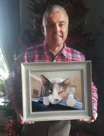Helen's testimonial showing lifelike oil portrait of Mitzy the cat with incredible detail including window reflections in her eyes
